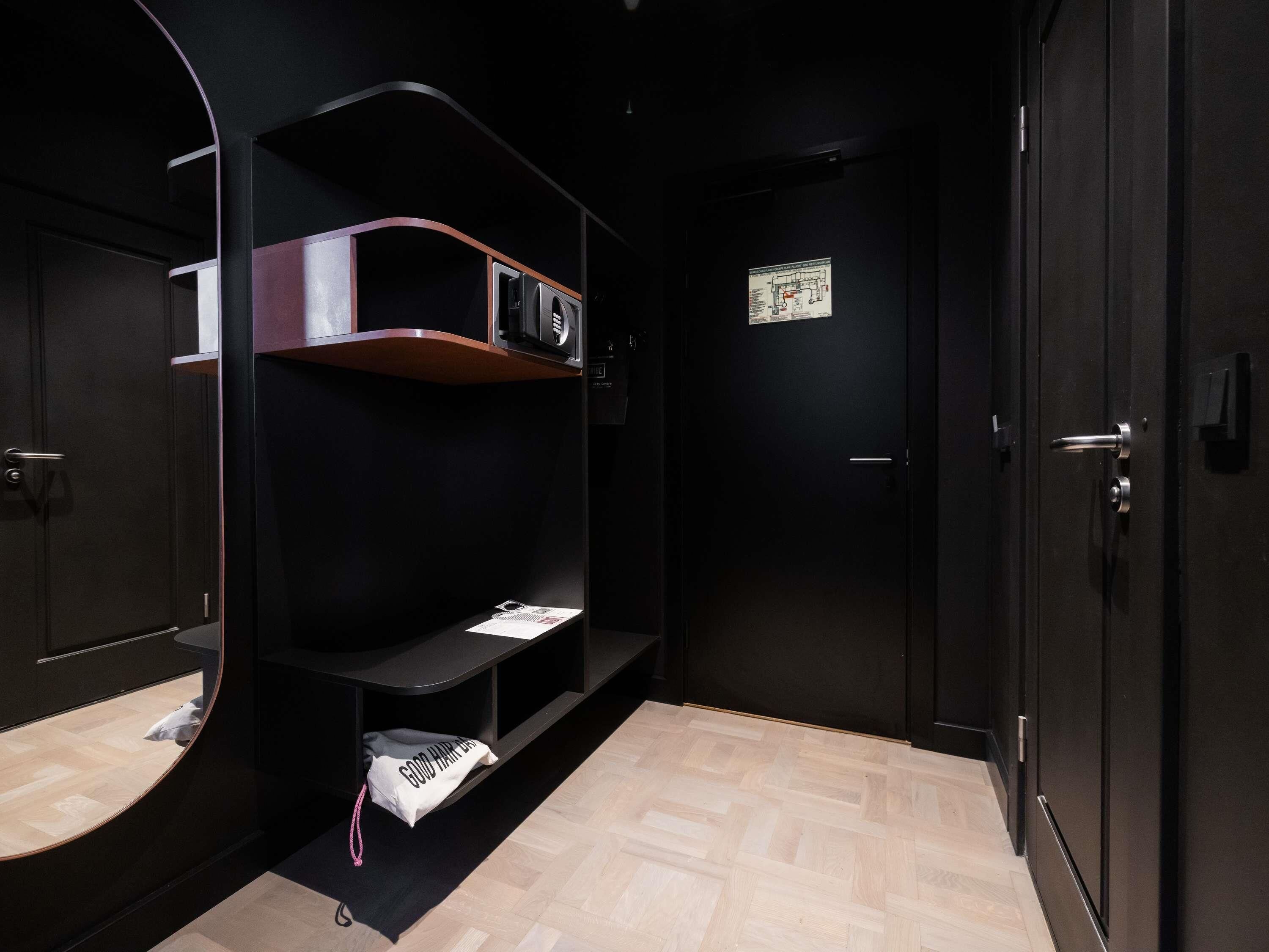 Literie hypoallergénique, coffre-fort, bureau