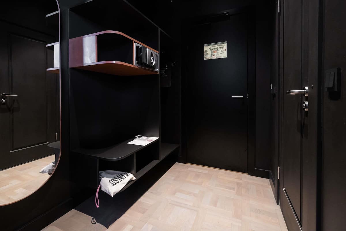 Literie hypoallergénique, coffre-fort, bureau