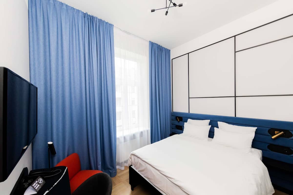 Ropa de cama hipoalergénica y caja de seguridad en la habitación