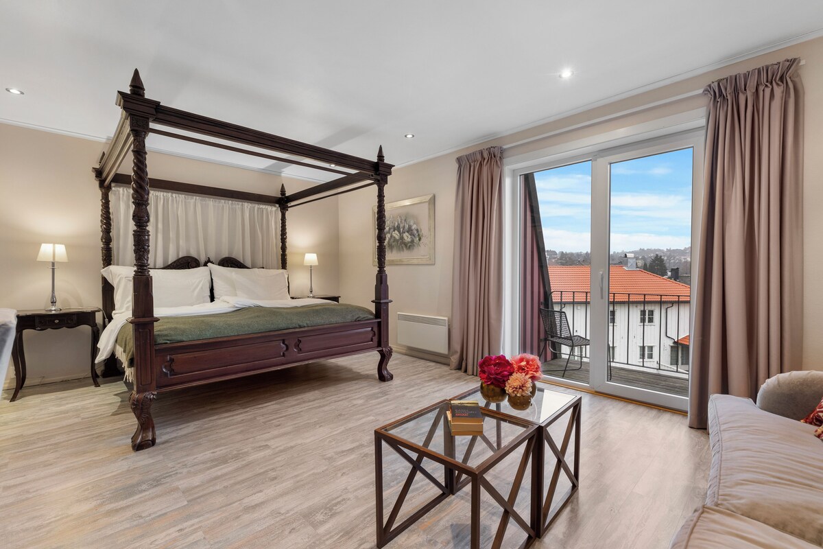 Junior Suite, Non Smoking | Pillowtop beds, desk, cribs (surcharge), WiFi (surcharge)