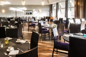 Bao gồm bữa sáng buffet hàng ngày 