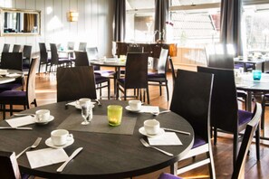 Buffet déjeuner gratuit tous les jours