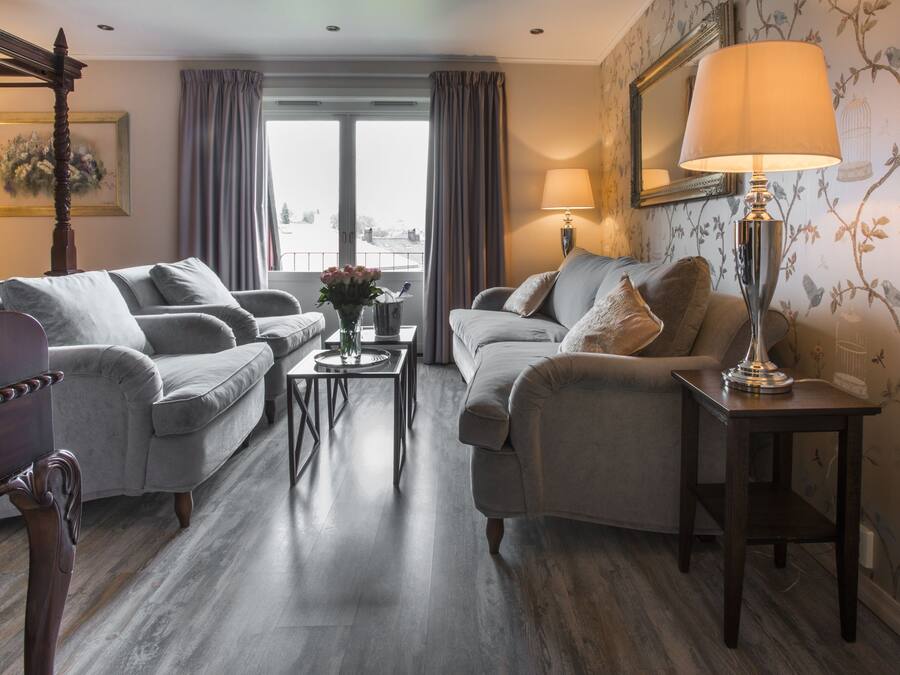 Pillowtop beds, desk, cribs/infant beds, WiFi