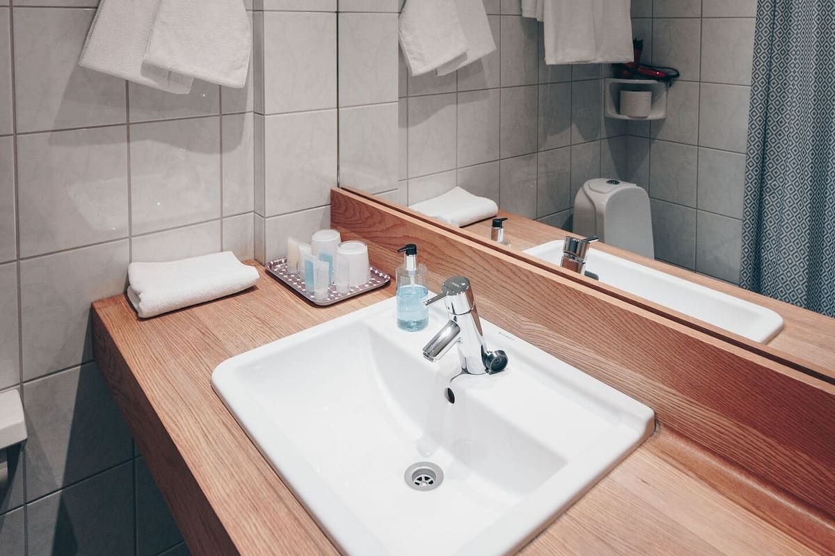 Ücretsiz banyo/kozmetik ürünleri, saç kurutma makinesi, havlu