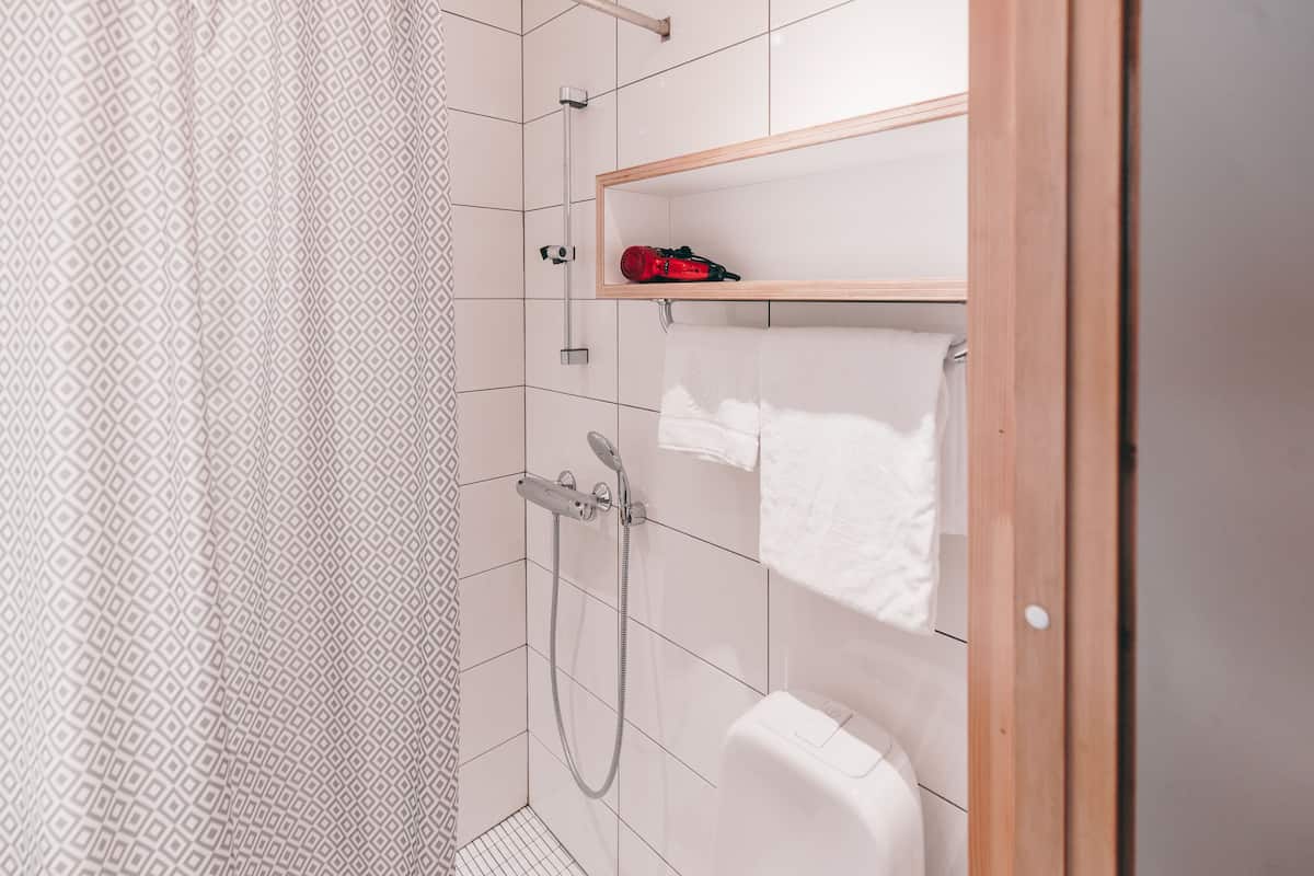 Ücretsiz banyo/kozmetik ürünleri, saç kurutma makinesi, havlu