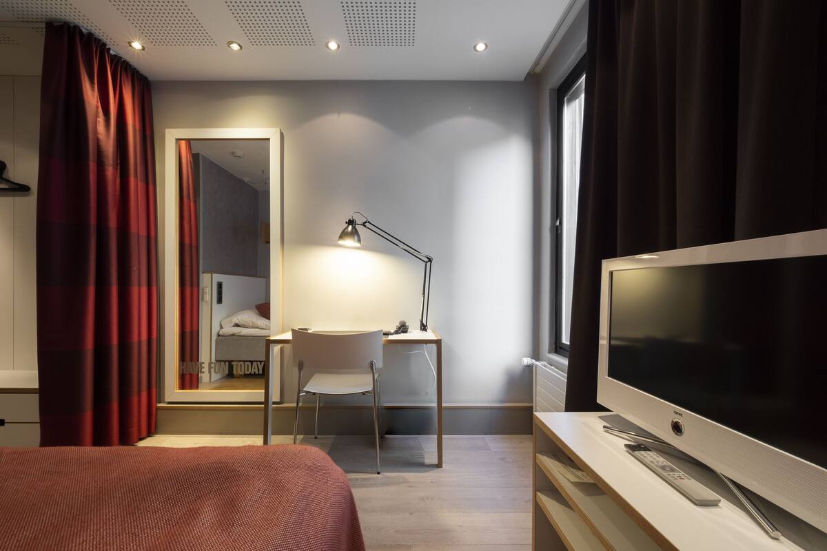 Premium bedding, Select Comfort beds, individually decorated, desk