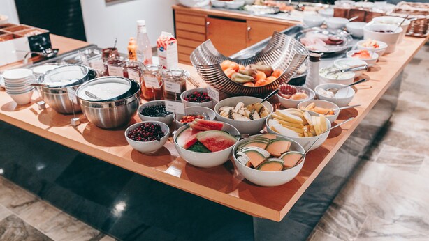 Une table de buffet proposant divers plats et accompagnements.
