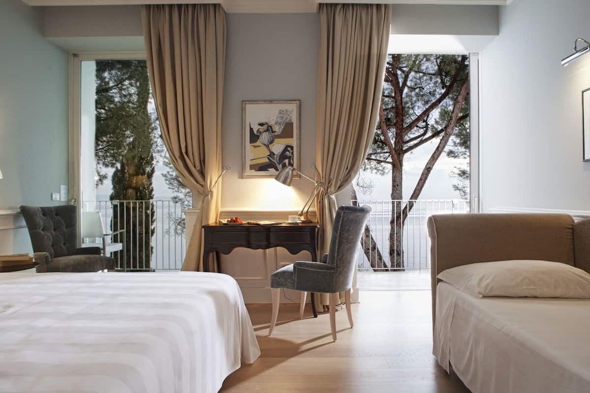 family room, sea view | living area