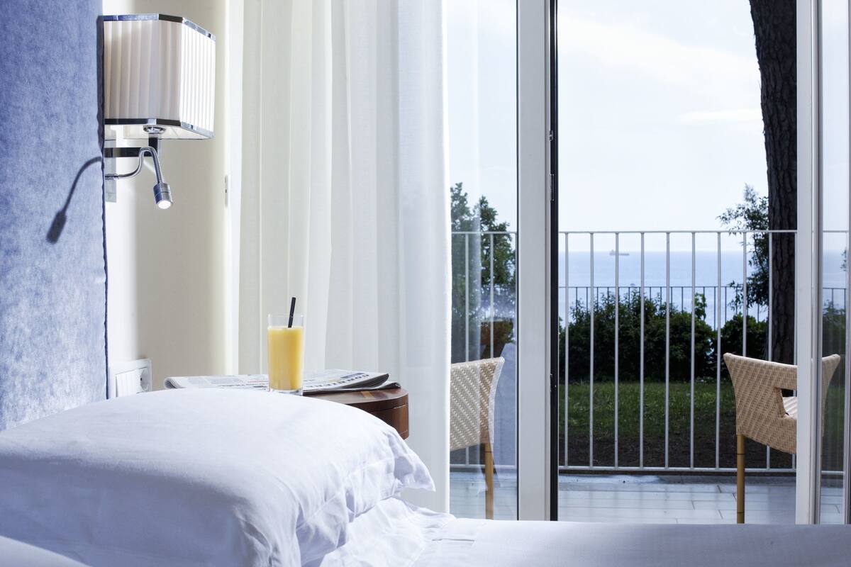 single room, sea view | 1 bedroom, minibar, in-room safe, desk