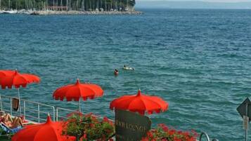 Privat strand i nÀrheten, solstolar, parasoller och strandhanddukar