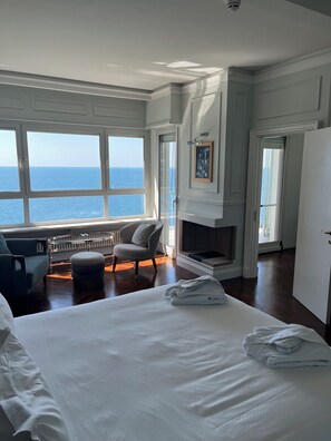 Suite | Minibar, in-room safe, desk, soundproofing - Hotel Riviera & Maximilians (Trieste)