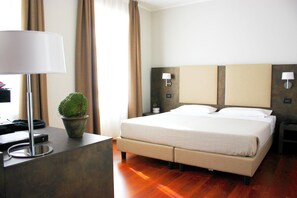 ألحفة محشوة بالريش وميني بار وخزنة داخل الغرفة ومكتب