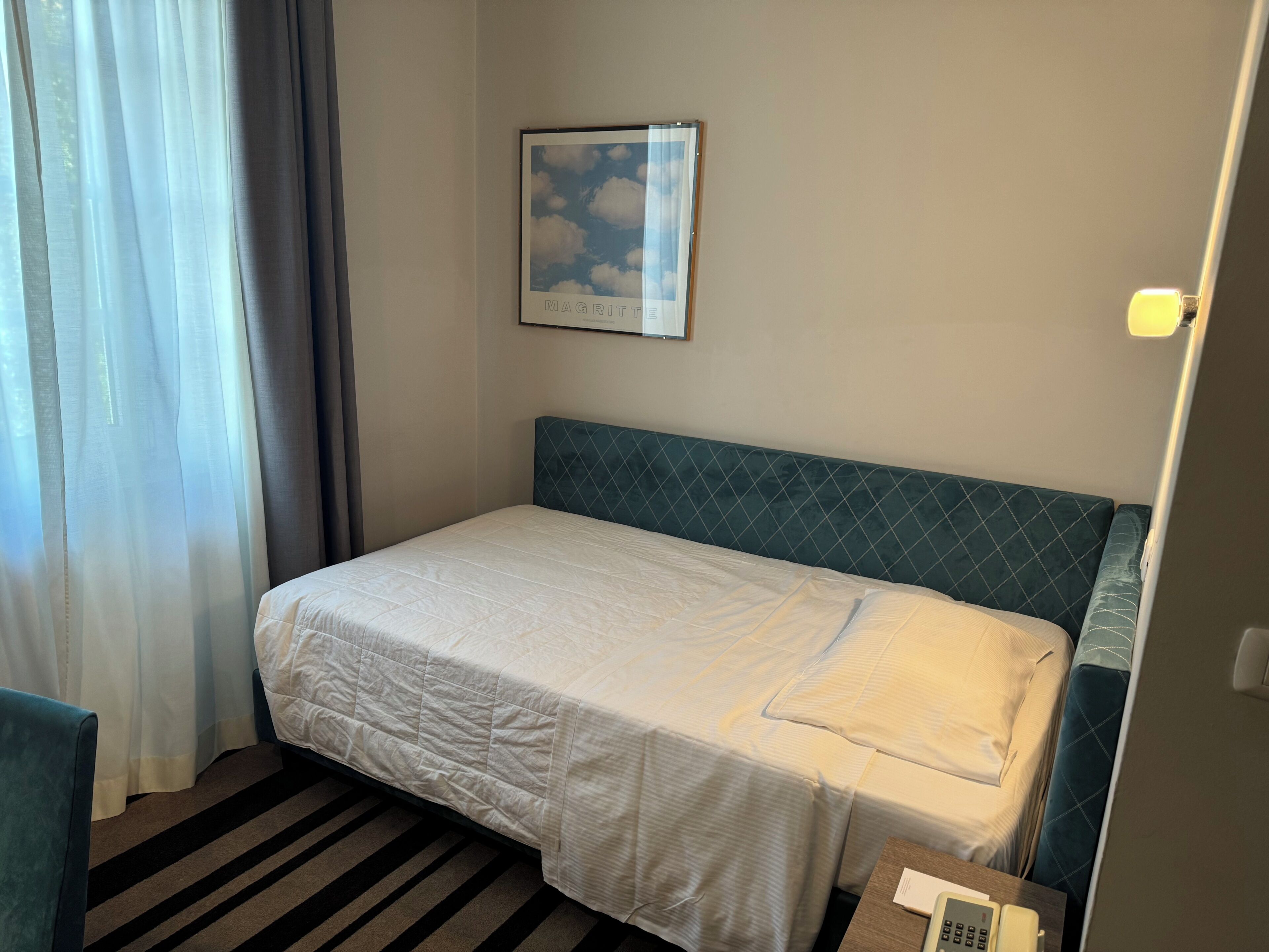 ألحفة محشوة بالريش وميني بار وخزنة داخل الغرفة ومكتب