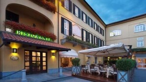 A restaurant with outdoor seating and a covered patio area.
