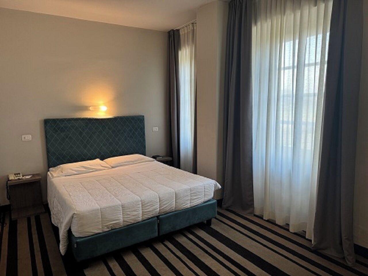 ألحفة محشوة بالريش وميني بار وخزنة داخل الغرفة ومكتب