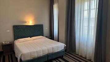 Doppia Standard, 1 letto matrimoniale | Copriletto in piuma, minibar, una cassaforte in camera, una scrivania