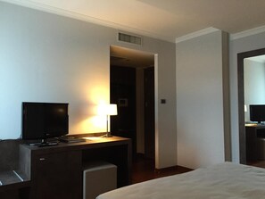 Edredón, minibar, caja de seguridad en la habitación y escritorio