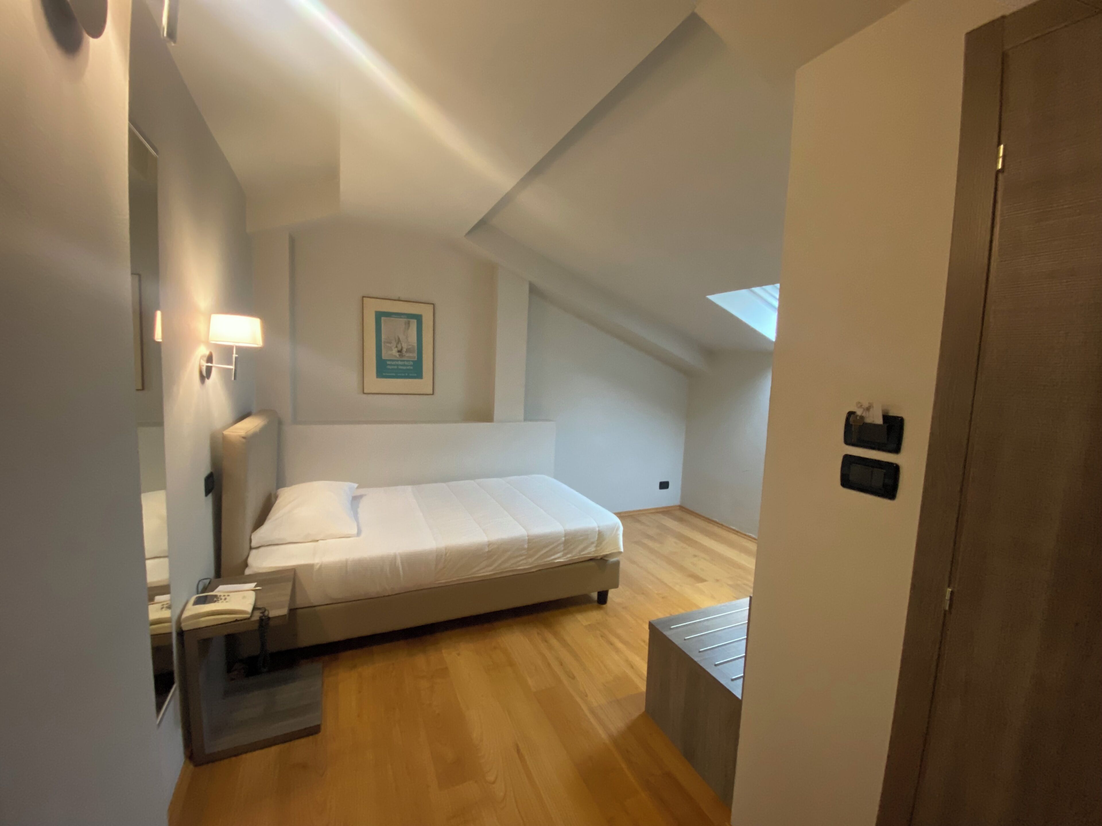 ألحفة محشوة بالريش وميني بار وخزنة داخل الغرفة ومكتب