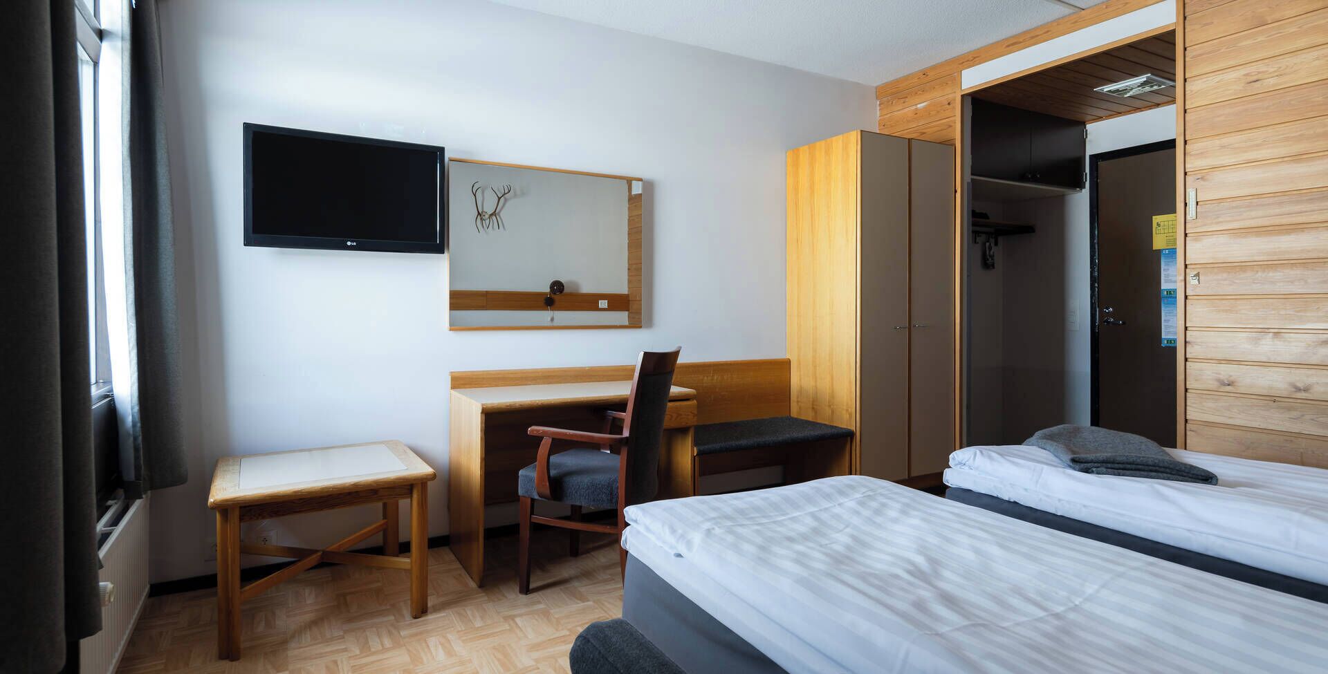 Twin room, first floor | Desk, free cribs/infant beds, free WiFi, bed sheets