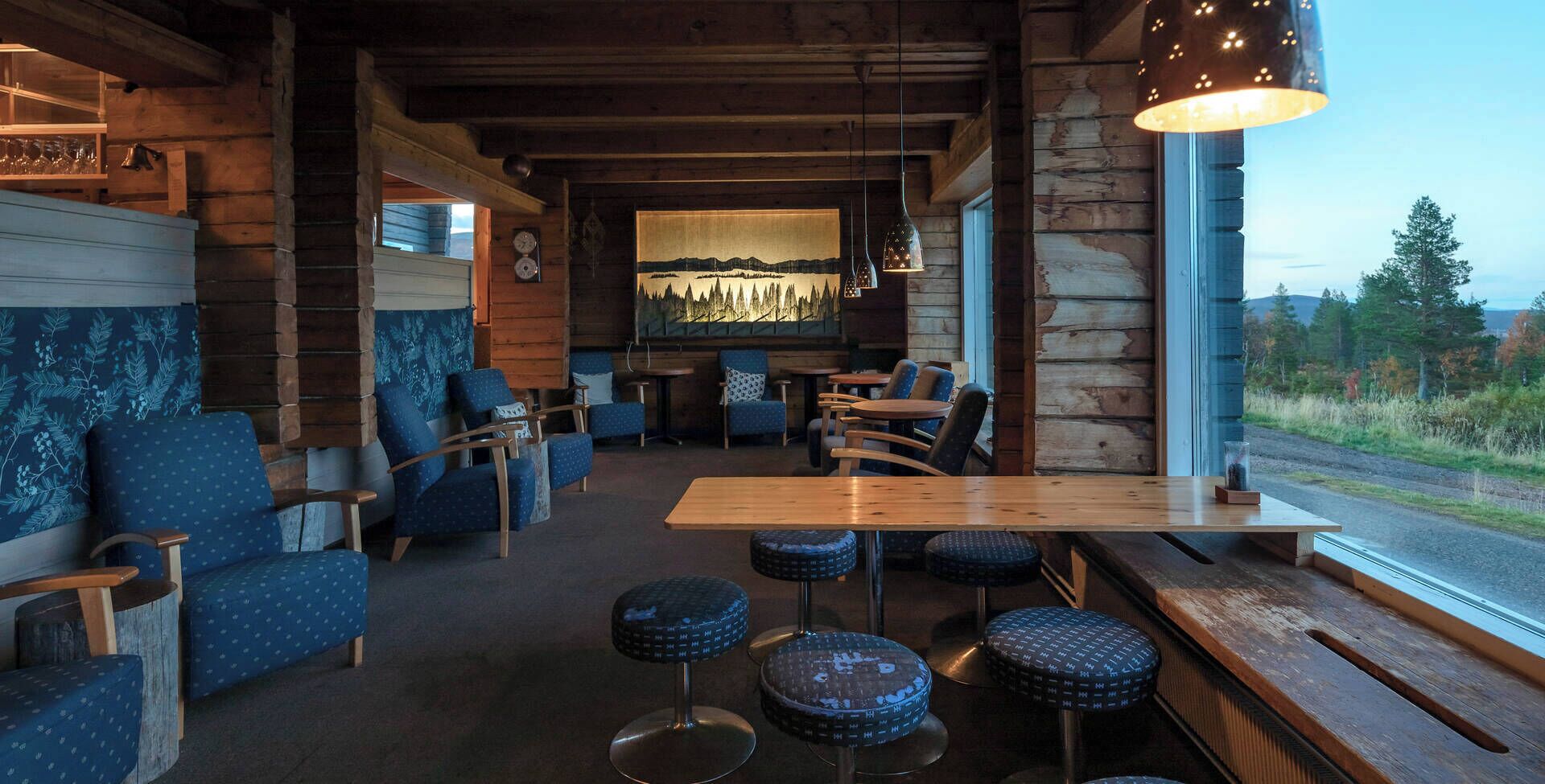 2 bars/lounges