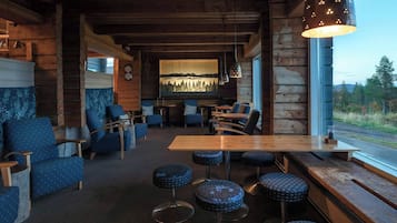 2 bars/lounges