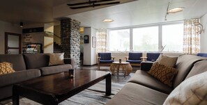 Área de estar no saguão