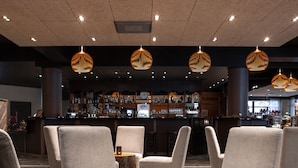 A modern bar area with seating and a bar counter. - Lapland Hotels Ylläskaltio (Kolari)