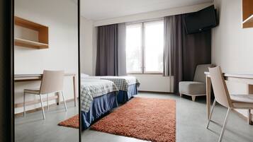 Habitación con 2 camas individuales, sauna | Escritorio, espacio para trabajar con laptop y cortinas blackout