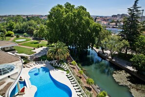Indoor pool, outdoor pool, sun loungers - Hotel Dos Templarios (Tomar)