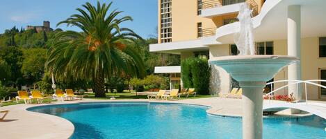 Piscina coberta, piscina a l'aire lliure i gandules