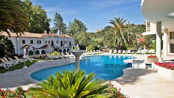 Piscine couverte, piscine extérieure, chaises longues