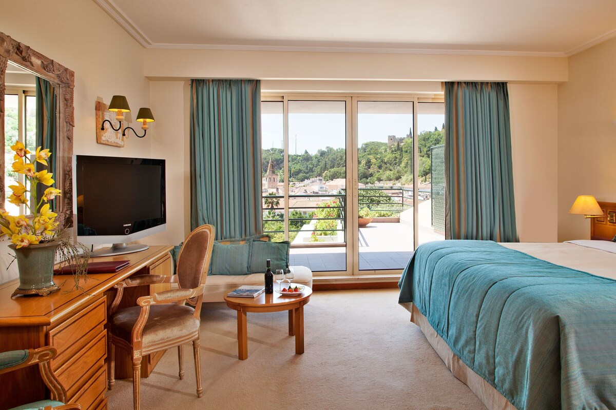 Minibar, in-room safe, desk, soundproofing