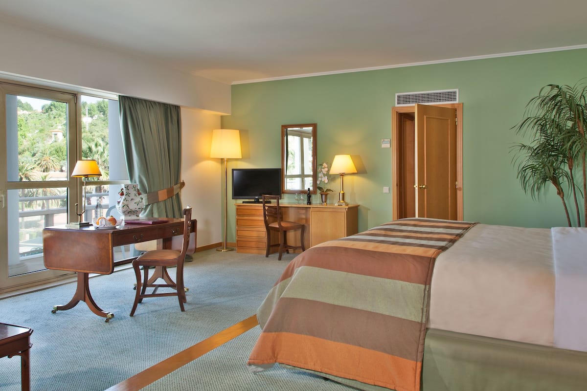 minibar, in-room safe, desk, soundproofing