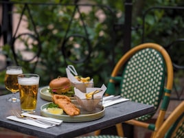 Se sirven cenas y cocina internacional