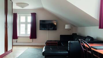 Deluxe-Zweibettzimmer | Wohnbereich | 48-Zoll-Fernseher mit Kabelempfang