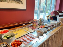 Free daily on-the-go breakfast