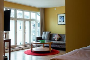 Chambre Deluxe avec lits jumeaux | Aire de séjour | Téléviseur de 48 po avec télévision par câble