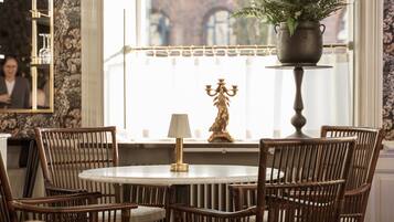 Frokost, lunsj og middag serveres, regionale retter