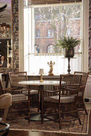 供應早餐、午餐、晚餐；地區菜