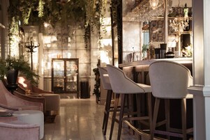 Déjeuner, dîner et souper servis sur place; cuisine régionale 