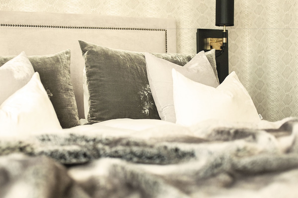 superior double room | 1 bedroom, pillow-top beds, individually decorated, desk