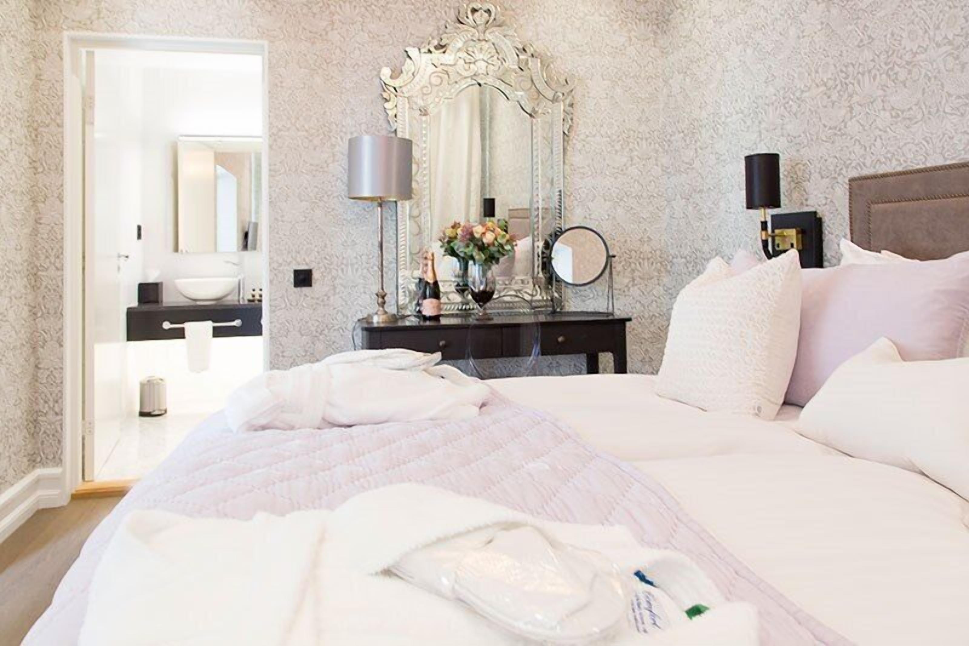 Suite | Pillowtop-bedden, individueel gedecoreerd, een bureau