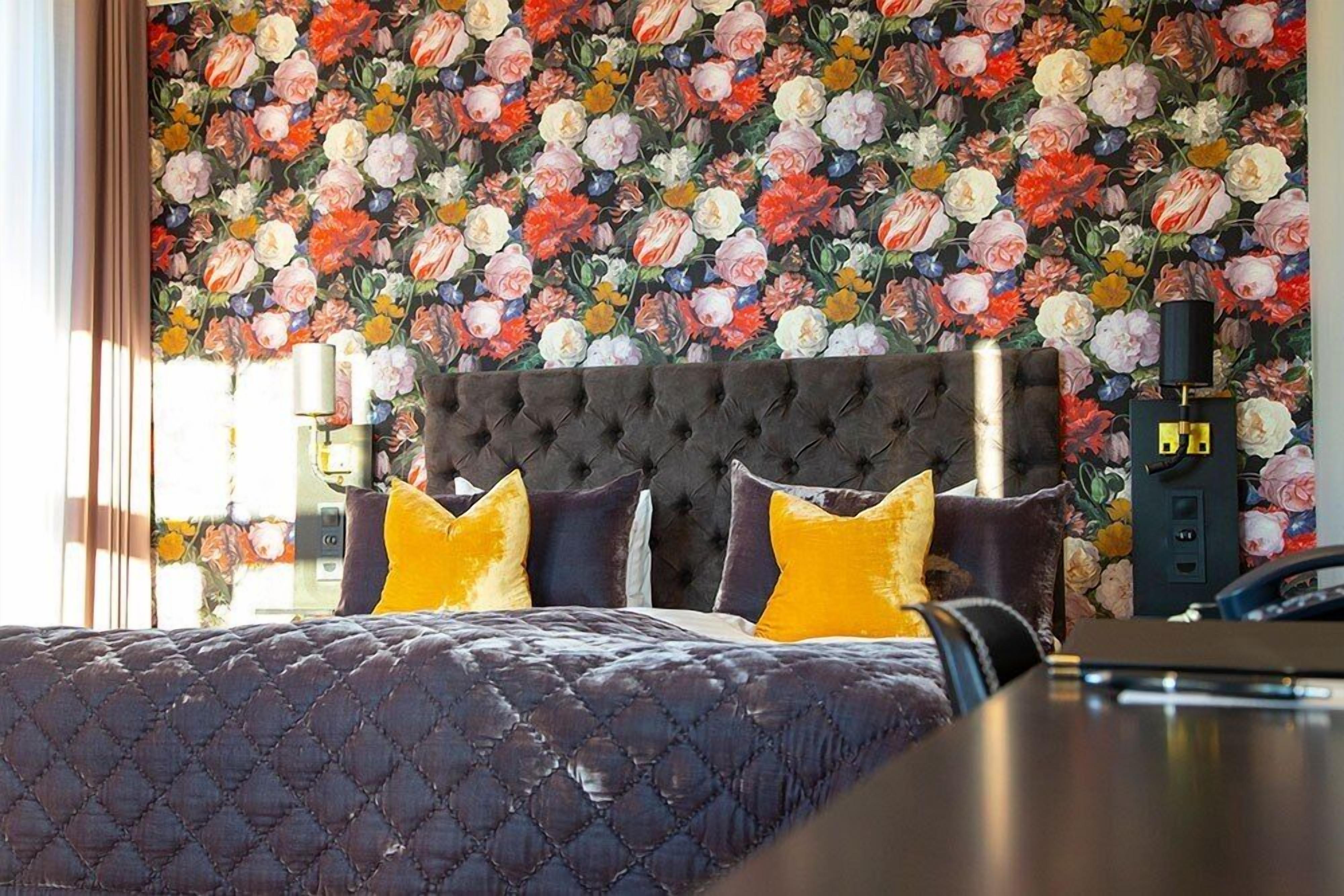 Quarto casal luxo | Camas com colchões pillow-top, individualmente decorados, escrivaninha