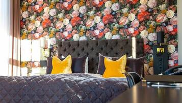 Quarto casal luxo | Camas com colchões pillow-top, individualmente decorados, escrivaninha
