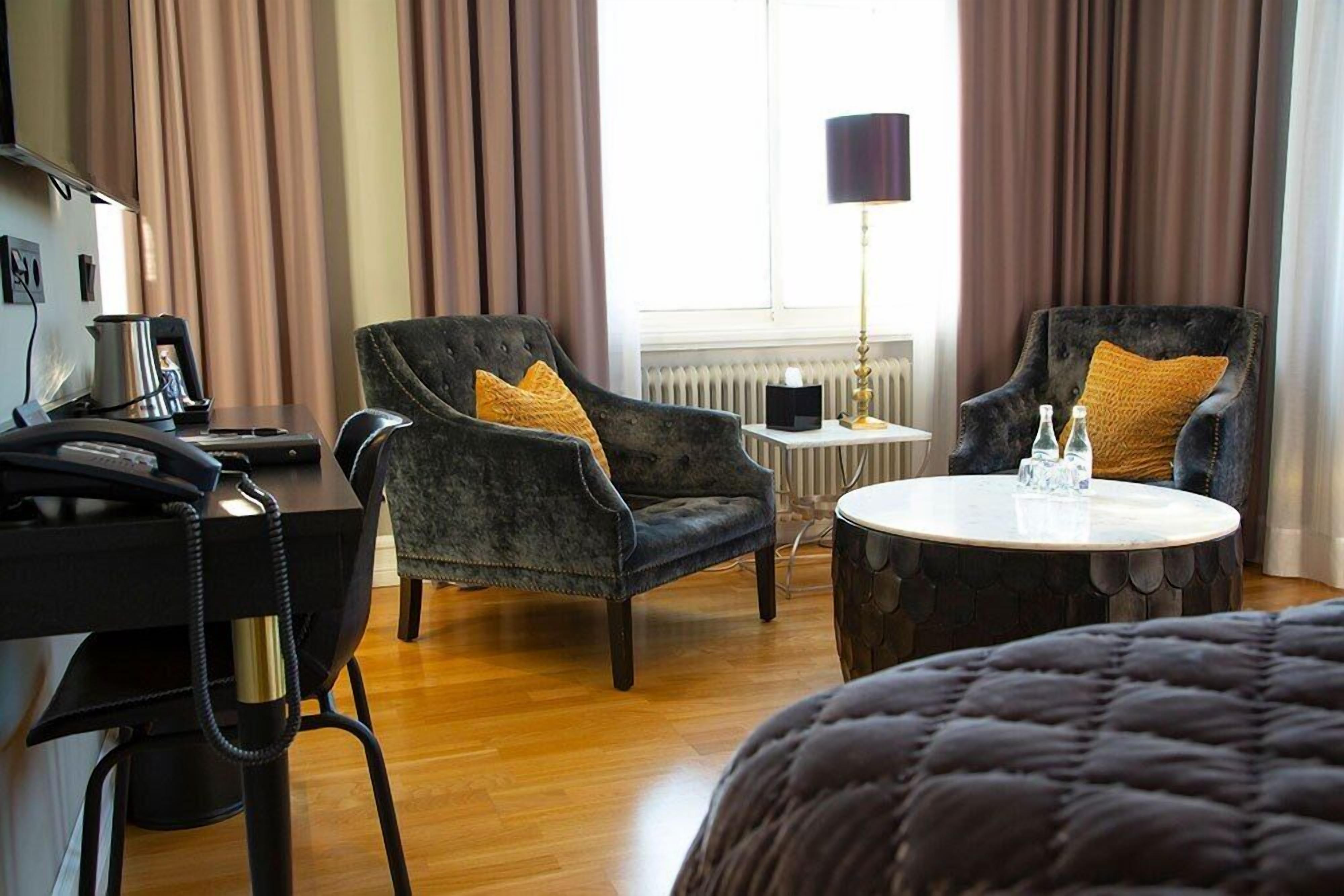 deluxe double room | 1 bedroom, pillow-top beds, individually decorated, desk
