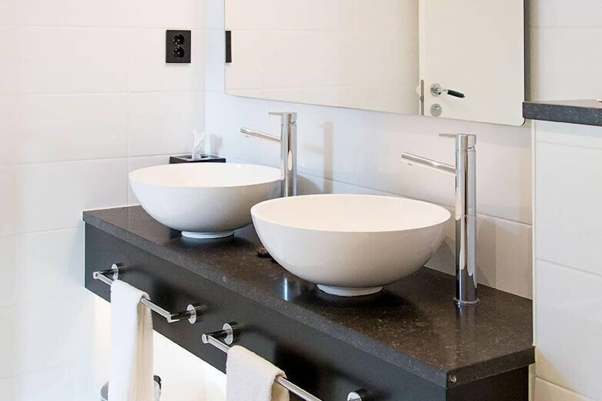 suite | bathroom | free toiletries, hair dryer, towels, soap