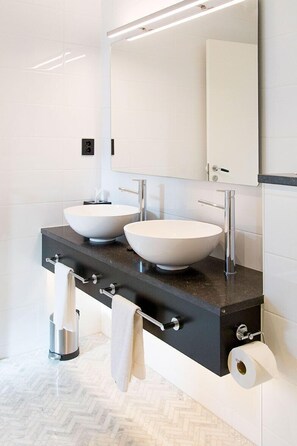 Suite | Salle de bain | Articles de toilette gratuits, sèche-cheveux, serviettes fournies, savon