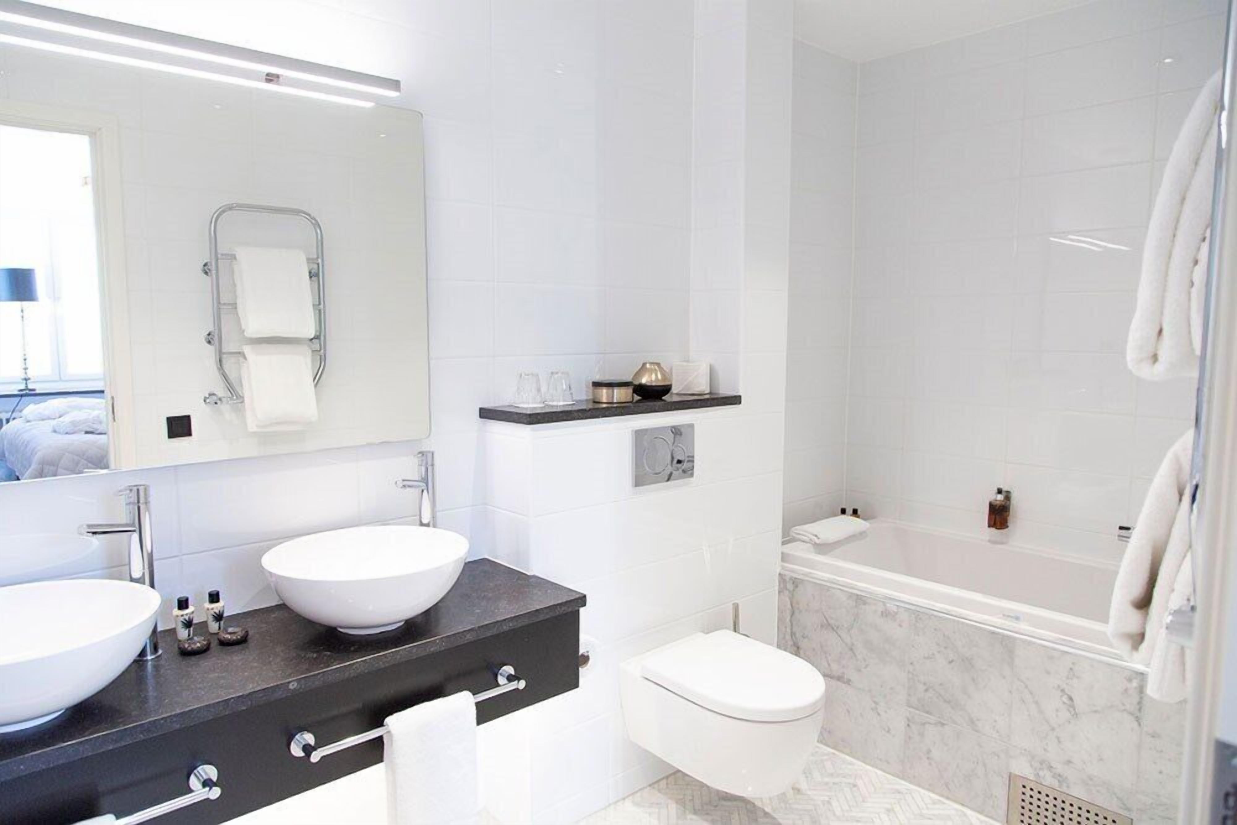 suite | bathroom | free toiletries, hair dryer, towels, soap