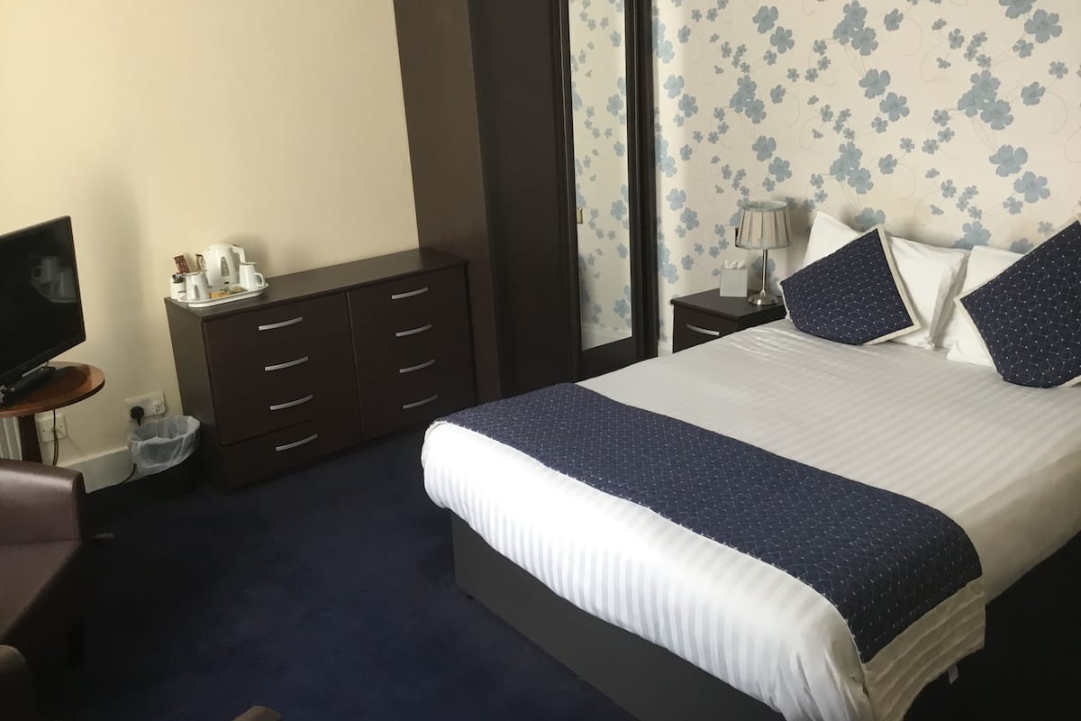 Iron/ironing board, Internet, bed sheets