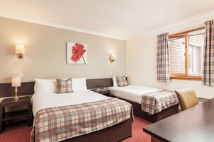 Habitación familiar (2 Adults and 1 Child) | Escritorio, wifi gratis, ropa de cama y accesible en silla de ruedas